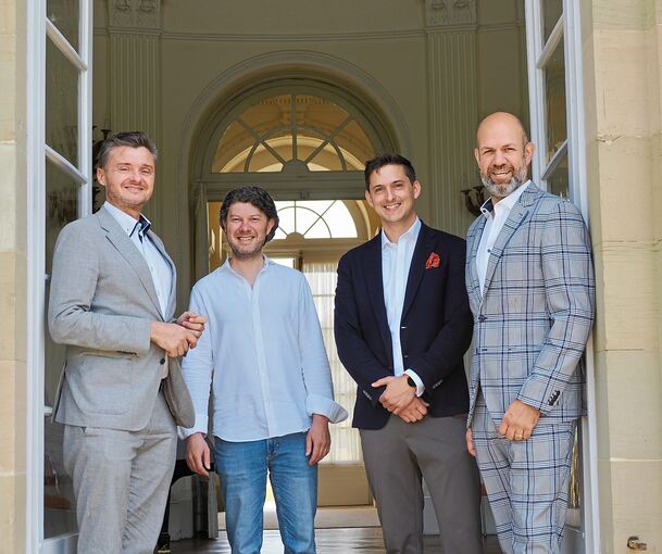 Startklar für die zweite Halbzeit der Schlossfestspiele: Intendant Lucas Reuter (Zweiter von links) und Geschäftsführer Johannes Ernst (rechts daneben) mit Felix Sommerrock (rechts) und Marcos Angas (links) vom Schlosshotel Monrepos.