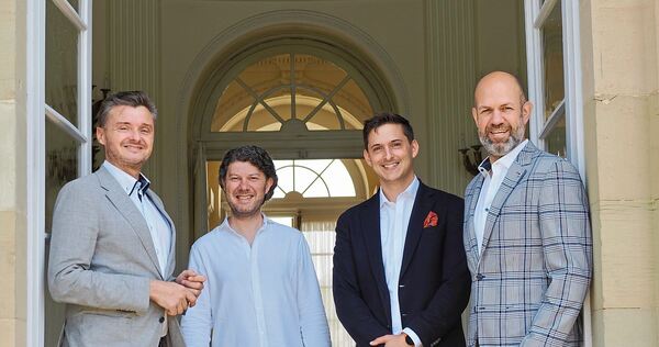 Startklar für die zweite Halbzeit der Schlossfestspiele: Intendant Lucas Reuter (Zweiter von links) und Geschäftsführer Johannes Ernst (rechts daneben) mit Felix Sommerrock (rechts) und Marcos Angas (links) vom Schlosshotel Monrepos.