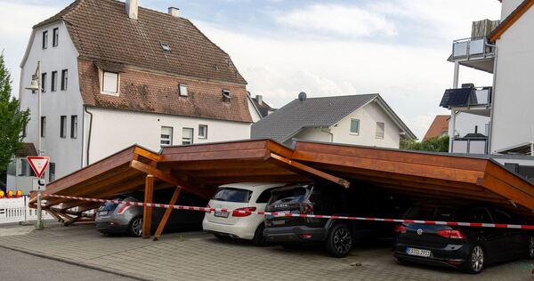 Unwetter im Südwesten - Carport eingestürzt