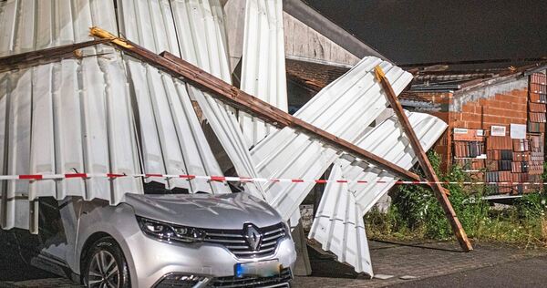 In Bietigheim-Bissingen riss der Sturm ein Flachdach von einer Scheune ab. Darunter wurde ein Auto begraben.