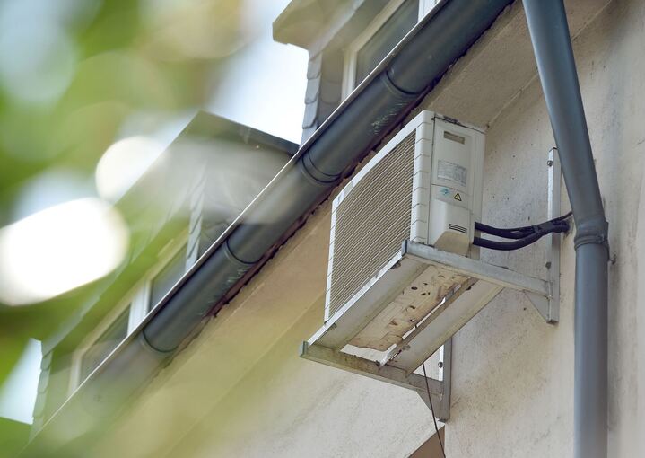 Klimaanlage an der Hauswand eines Mehrfamilienhauses Klimaanlage an der Hauswand eines Mehrfamilienhauses