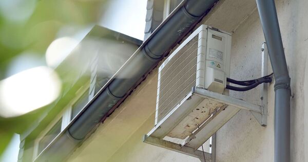 Klimaanlage an der Hauswand eines Mehrfamilienhauses
