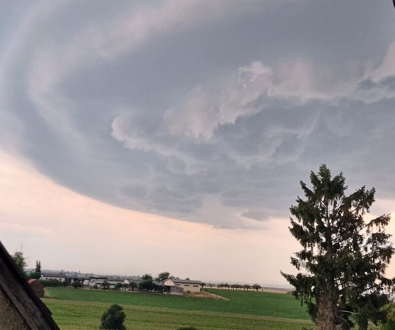 Eine LKZ-Leserin hat den Himmel von ihrem Balkon im Lehrhof (Steinheim) fotografiert.