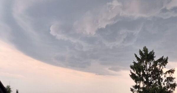 Eine LKZ-Leserin hat den Himmel von ihrem Balkon im Lehrhof (Steinheim) fotografiert.