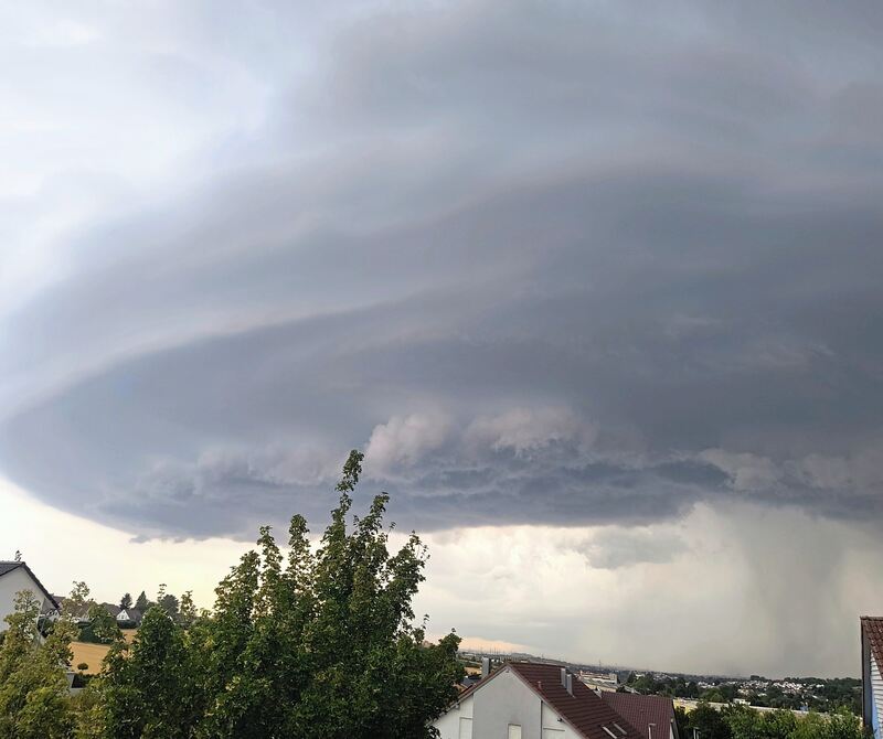 Eine Gewitterzelle über Marbach und Neckarweihingen, fotografiert von Erdmannhausen.