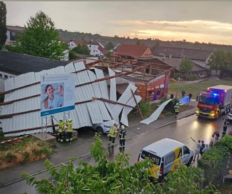 In Bietigheim-Bissingen riss der Sturm das Flachdach einer Scheune ab.