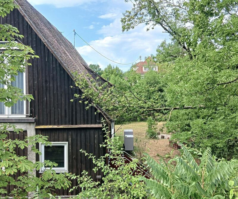 Ein Baum ist in Vaihingen auf ein Dach gestürzt.