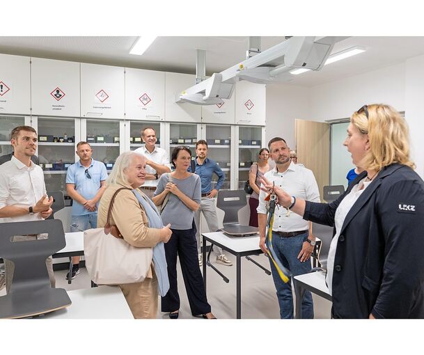 Schwieberdingens Bürgermeister Stefan Benker (Zweiter von rechts), sein Hemminger Amtskollege Thomas Schäfer (hinten Mitte), Schulleiterin Silke Benner (rechts) freuen sich über den Besuch von Regierungspräsidentin Susanne Bay (Mitte).