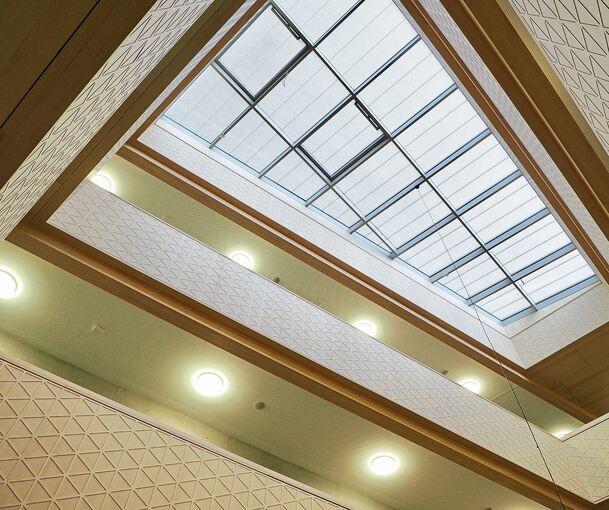 Das Oberlicht im Neubau der Friedrich-Schelling-Schule: Laut dem Architekten kein Nachteil im Sommer, sondern ein Teil des Lüftungskonzepts.