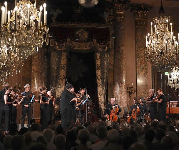 Ungewöhnliche Besetzung in Stil eines barocken Concerto grosso: Das WKO im Ordenssaal – hier noch ohne den Solisten.