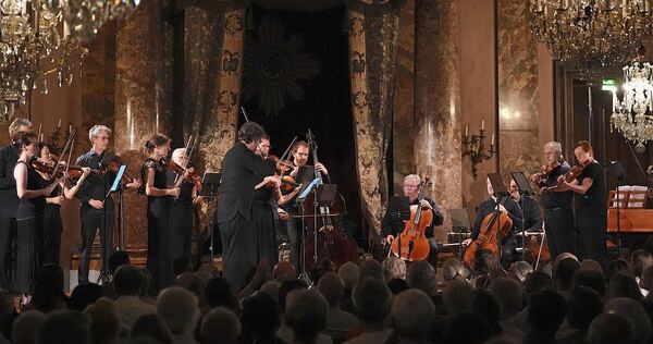 Ungewöhnliche Besetzung in Stil eines barocken Concerto grosso: Das WKO im Ordenssaal – hier noch ohne den Solisten.