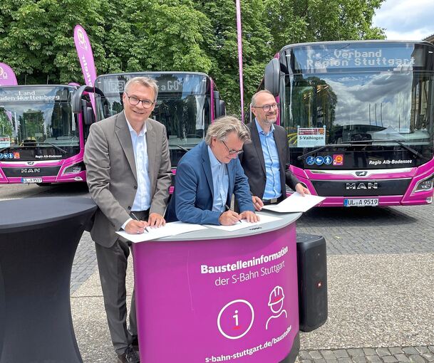 Unterzeichneten die Vereinbarung für einen besseren Ersatzverkehr (v.li.): Alexander Lahl, Gerd Hickmann vom Verkehrsministerium und Martin Allweil, Leiter Fahrweg bei InfraGo.
