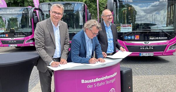 Unterzeichneten die Vereinbarung für einen besseren Ersatzverkehr (v.li.): Alexander Lahl, Gerd Hickmann vom Verkehrsministerium und Martin Allweil, Leiter Fahrweg bei InfraGo.