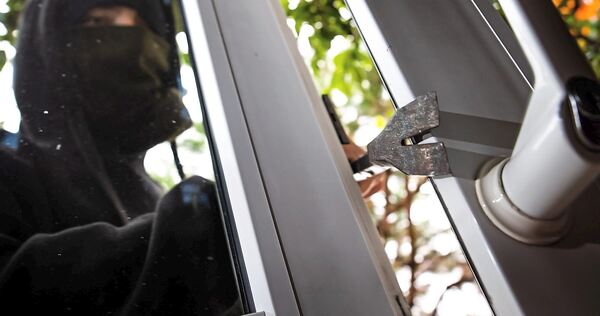 Die Täter hatten ein Fenster aufgehebelt.
