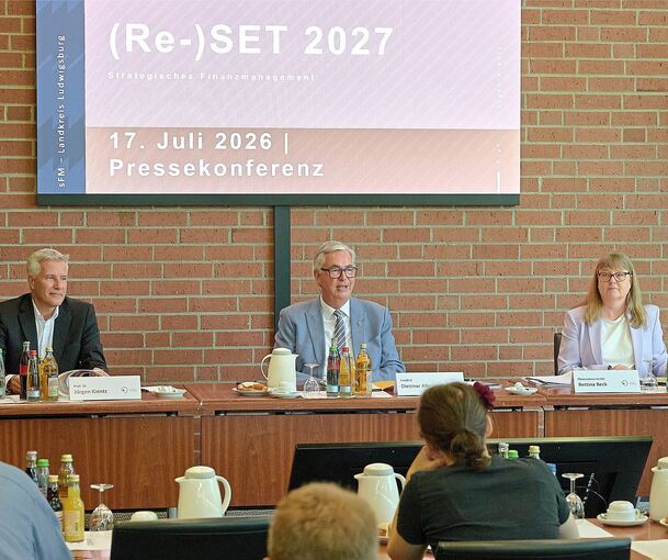 142 Streichpositionen, 24 Millionen Euro weniger: Landrat Dietmar Allgaier (Mitte), der Nothelfer Jürgen Kientz und Finanzdezernentin Bettina Beck verordnen dem Kreis eine neuerliche Rosskur.