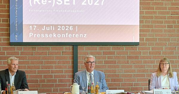 142 Streichpositionen, 24 Millionen Euro weniger: Landrat Dietmar Allgaier (Mitte), der Nothelfer Jürgen Kientz und Finanzdezernentin Bettina Beck verordnen dem Kreis eine neuerliche Rosskur.
