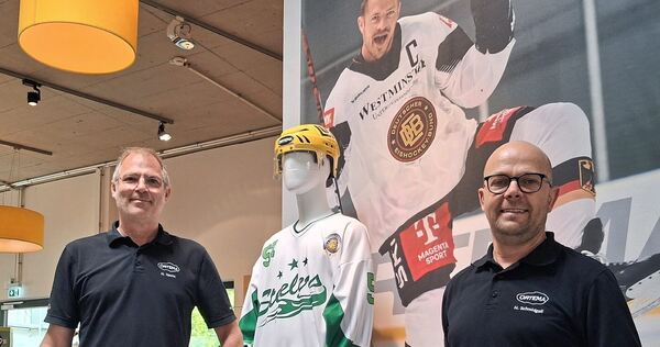 Zwei Heikos und ein Moritz: Heiko Hecht (links) und Heiko Schmidgall (mit Knieorthese) stehen in den Ortema-Räumen vor einem Bild des Eishockey-Profis Moritz Müller.