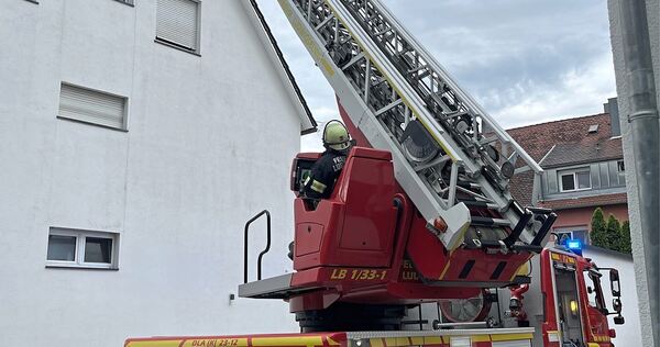 Die Feuerwehr Ludwigsburg bei einem Dachstuhlbrand in Pflugfelden. Das Mehrfamilienhaus mit sechs Wohneinheiten befindet sich in zweiter Reihe, entsprechend schwierig gestalteten sich die Löscharbeiten.