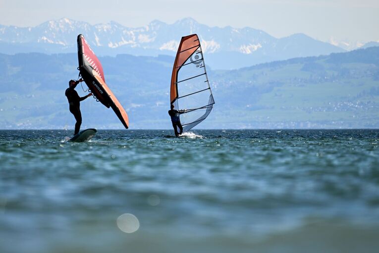 Surfer auf Bodensee vor Alpen Surfer auf Bodensee vor Alpen