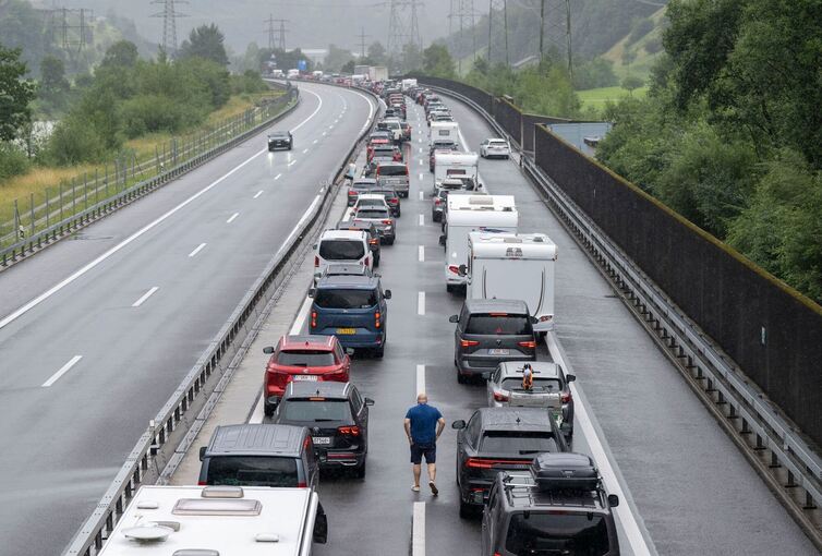 Im Kanton Uri staut sich der Verkehr vorm Gotthard Im Kanton Uri staut sich der Verkehr vorm Gotthard