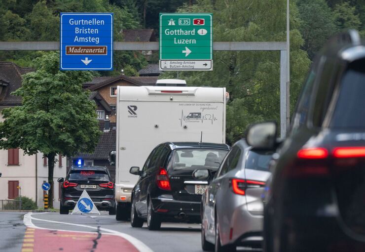 Im Kanton Uri staut sich der Verkehr vor Gotthard-Nordportal Im Kanton Uri staut sich der Verkehr vor Gotthard-Nordportal