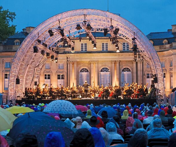 Ein Hauch von Woodstock: Der erste Abend am Seeschloss Monrepos musste nach der Pause abgebrochen werden – das Wetter spielte nicht mit.