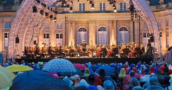 Ein Hauch von Woodstock: Der erste Abend am Seeschloss Monrepos musste nach der Pause abgebrochen werden – das Wetter spielte ni Ein Hauch von Woodstock: Der erste Abend am Seeschloss Monrepos musste nach der Pause abgebrochen werden – das Wetter spielte nicht mit.