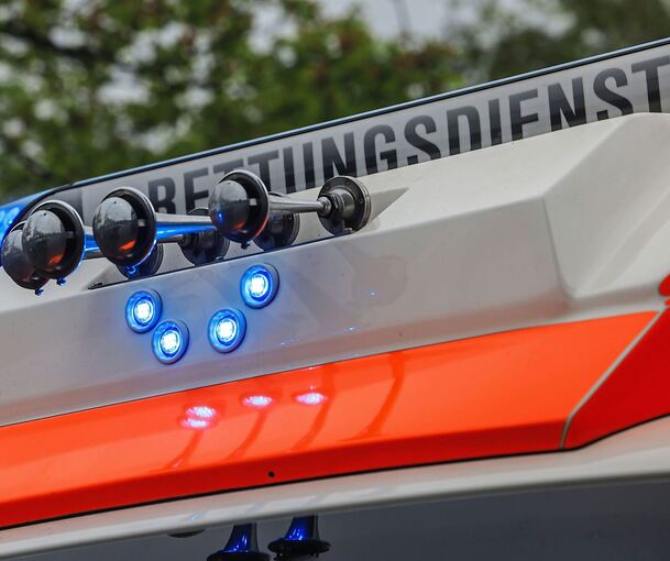 Der Rettungsdienst bringt den Jungen ins Krankenhaus. Der Rettungsdienst bringt den Jungen ins Krankenhaus.