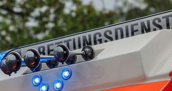 Der Rettungsdienst bringt den Jungen ins Krankenhaus. Der Rettungsdienst bringt den Jungen ins Krankenhaus.