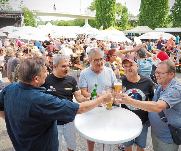 Sich treffen, quatschen, anstoßen: Das steht beim Neckarstegfest im Mittelpunkt.
