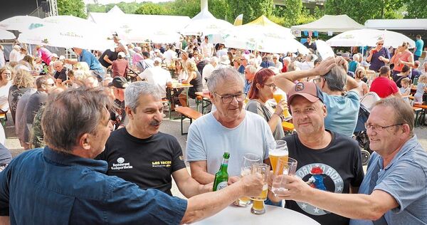 Sich treffen, quatschen, anstoßen: Das steht beim Neckarstegfest im Mittelpunkt. Sich treffen, quatschen, anstoßen: Das steht beim Neckarstegfest im Mittelpunkt.