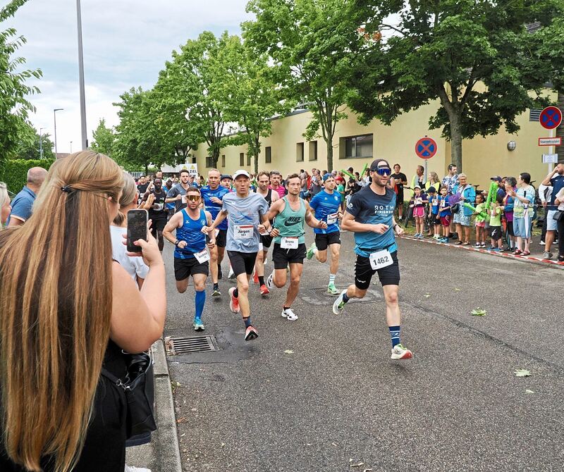 Die Veranstalter schätzen, dass 8.000 Zuschauerinnen und Zuschauer am Rand der Laufstrecke stehen.