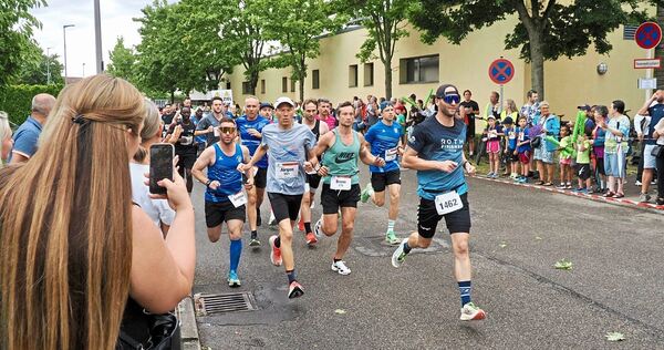Die Veranstalter schätzen, dass 8.000 Zuschauerinnen und Zuschauer am Rand der Laufstrecke stehen.