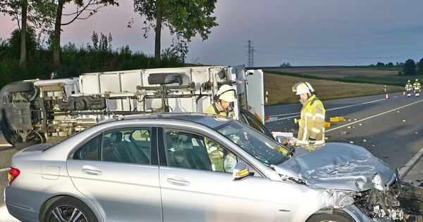 Die B10 war wegen des Unfalls stundenlang gesperrt. Die B10 war wegen des Unfalls stundenlang gesperrt.