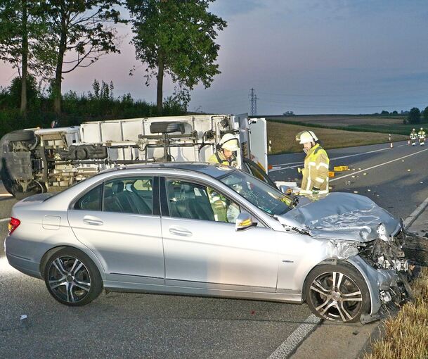 Die B10 war wegen des Unfalls stundenlang gesperrt. Die B10 war wegen des Unfalls stundenlang gesperrt.