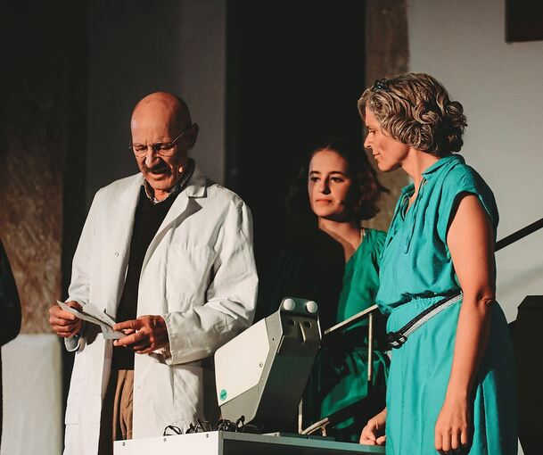 Magisch bis übernatürlich: „Was man von hier aus sehen kann“ beim Eberdinger Sommertheater.