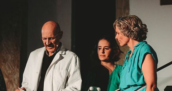 Magisch bis übernatürlich: „Was man von hier aus sehen kann“ beim Eberdinger Sommertheater. Magisch bis übernatürlich: „Was man von hier aus sehen kann“ beim Eberdinger Sommertheater.