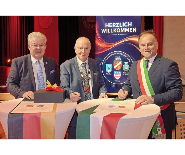Sie haben die dritte Städtepartnerschaft besiegelt: Tamms Schultes Martin Bernhard (Mitte) und sein italienischer Amtskollege Ivan Petrucco (rechts). Zu den Feierlichkeiten ist auch Bürgermeister Walter Zemrosser aus Althofen angereist.