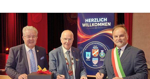 Sie haben die dritte Städtepartnerschaft besiegelt: Tamms Schultes Martin Bernhard (Mitte) und sein italienischer Amtskollege Iv Sie haben die dritte Städtepartnerschaft besiegelt: Tamms Schultes Martin Bernhard (Mitte) und sein italienischer Amtskollege Ivan Petrucco (rechts). Zu den Feierlichkeiten ist auch Bürgermeister Walter Zemrosser aus Althofen angereist.