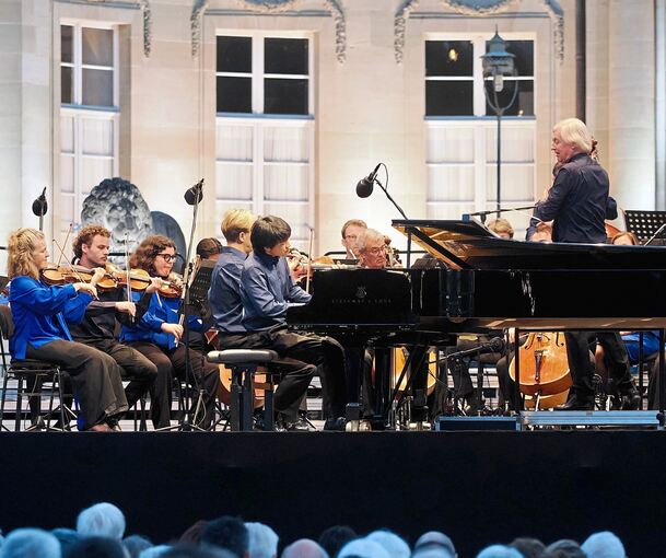 Beethoven mit mehr Esprit geht nicht: Kit Armstrong und Jan Caeyers mit Le Concert Olympique auf der Bühne am Seeschloss Monrepos.