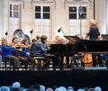 Beethoven mit mehr Esprit geht nicht: Kit Armstrong und Jan Caeyers mit Le Concert Olympique auf der Bühne am Seeschloss Monrepo Beethoven mit mehr Esprit geht nicht: Kit Armstrong und Jan Caeyers mit Le Concert Olympique auf der Bühne am Seeschloss Monrepos.