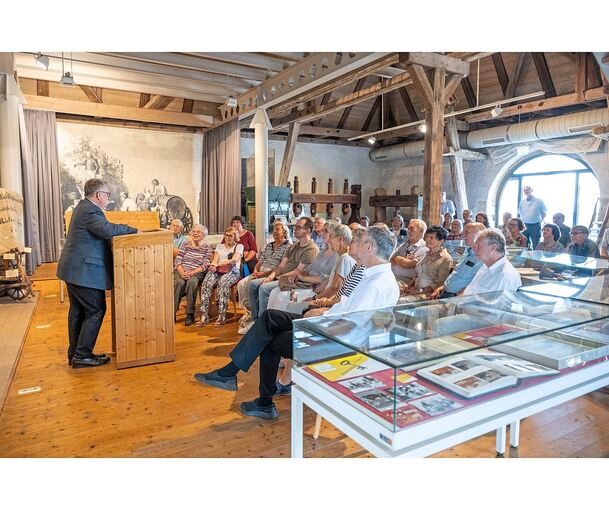 Stadtarchivar Albrecht Gühring (links) hat anlässlich des 1250. Jubiläums im Archiv gesucht und viel gefunden.