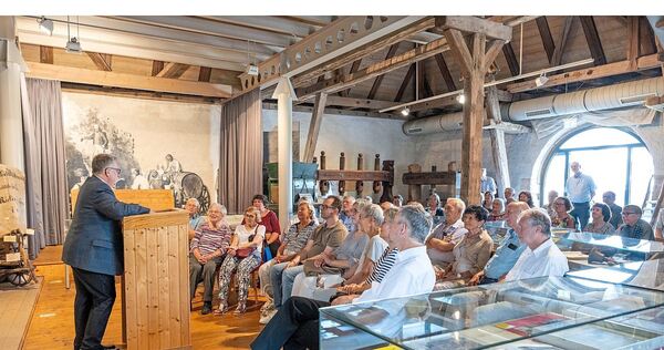 Stadtarchivar Albrecht Gühring (links) hat anlässlich des 1250. Jubiläums im Archiv gesucht und viel gefunden. Stadtarchivar Albrecht Gühring (links) hat anlässlich des 1250. Jubiläums im Archiv gesucht und viel gefunden.