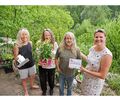 Der Naturschutzbund zeichnet naturnahe Gärten aus: Tina und Andreas Huber, Petra Buhl und Martina Sommer (beide Nabu) Der Naturschutzbund zeichnet naturnahe Gärten aus: Tina und Andreas Huber, Petra Buhl und Martina Sommer (beide Nabu)