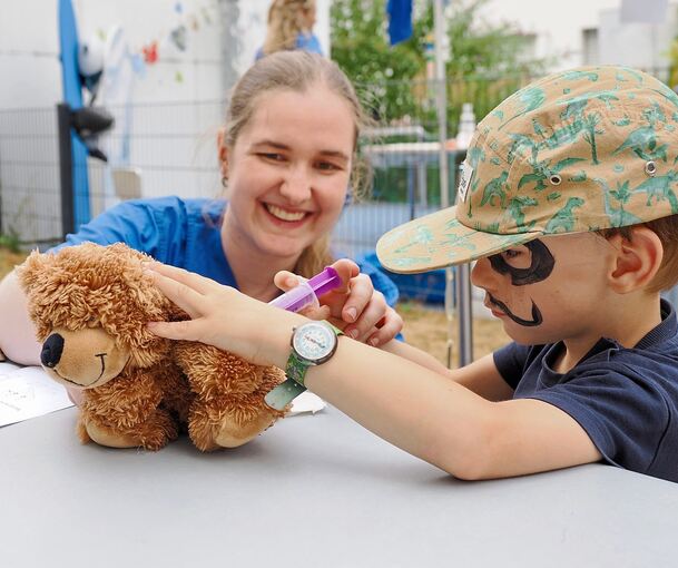 Eine Spritze für den kranken Teddy: Unter Anleitung dürfen die Kinder ihre Kuscheltiere behandeln.