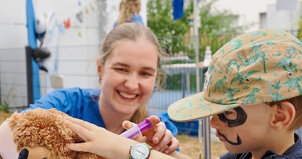 Eine Spritze für den kranken Teddy: Unter Anleitung dürfen die Kinder ihre Kuscheltiere behandeln. Eine Spritze für den kranken Teddy: Unter Anleitung dürfen die Kinder ihre Kuscheltiere behandeln.