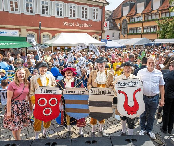 Bönnigheims Bürgermeister Albrecht Dautel (rechts) und Weinprinzessin Anna Joos (links) eröffnen zusammen mit dem früheren Ortsadel das Ganerbenfest.