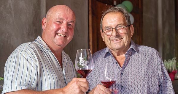 Der einstige und der jetzige Vereinsvorsitzende: Albert Schäfer (rechts) und Ralf Schober. Der einstige und der jetzige Vereinsvorsitzende: Albert Schäfer (rechts) und Ralf Schober.