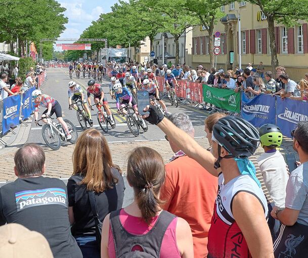 Die Wilhelmstraße war gesäumt von Menschen, die das 3. Ludwigsburger Radsporttage verfolgten.