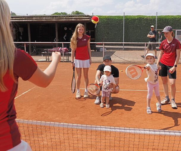 Ausprobieren steht hoch im Kurs beim Sommerfest des MTV. Hier versuchen sich die ganz Kleinen beim Tennis.